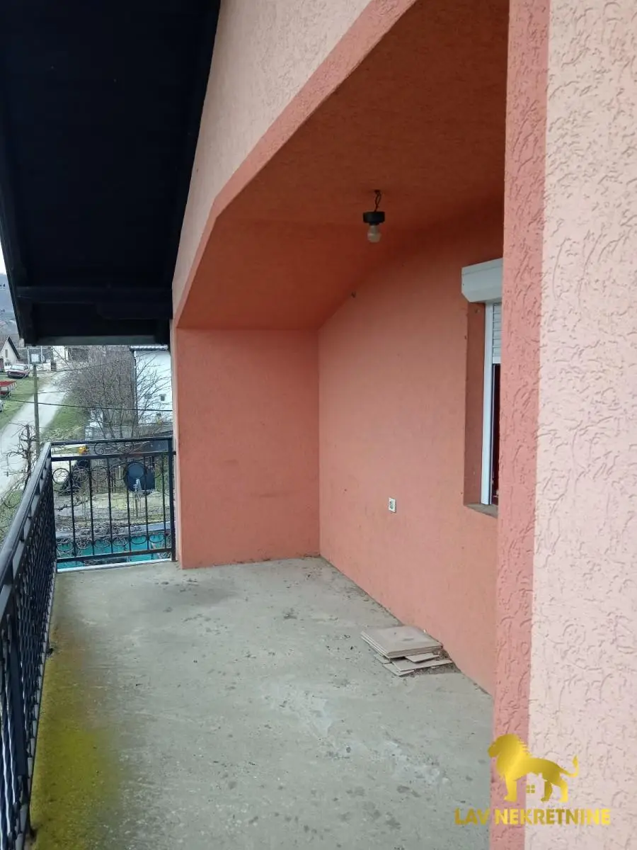 House for sale in Beočin Selo, plot 603m2. House 122m2 ground floor, 200m2 basement, ground floor and upper floor. The basement has 2 gar