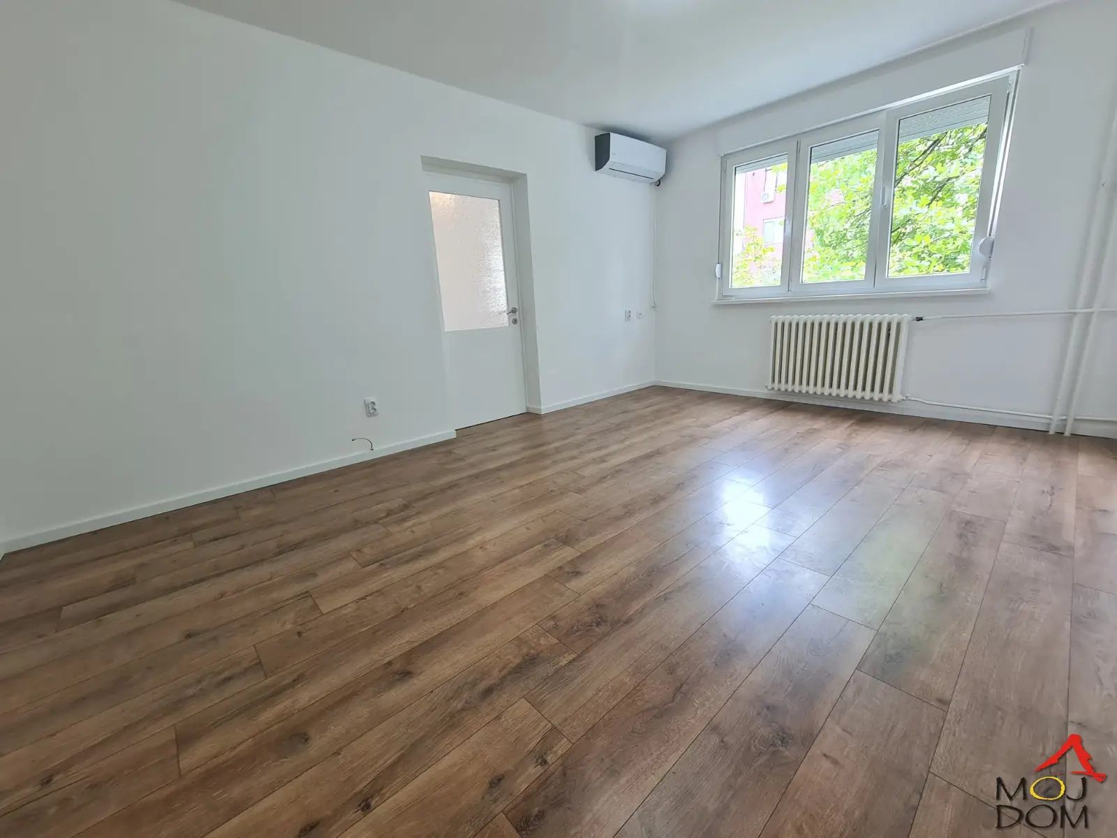 For sale is a fully renovated two-room apartment of 43 m², located on the third floor of a residential building in the quiet and family-friendly area of Stara Detelinara, one of the most sought-after locations in Novi Sad. The apartment is located directly across from a kindergarten and Primary ?