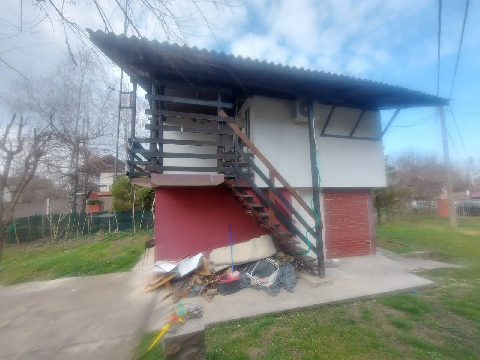 Novi Sad, Kamenjar, smaller weekend house with terrace and garden, near the Danube. Electricity, water, air conditioning, cable TV (Bomil Real Estate,