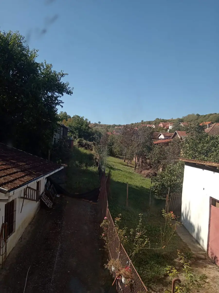 <p>House for sale in Bukovac, a settlement right on the slopes of Fruška Gora and only 10 minutes from the city center. The house is located