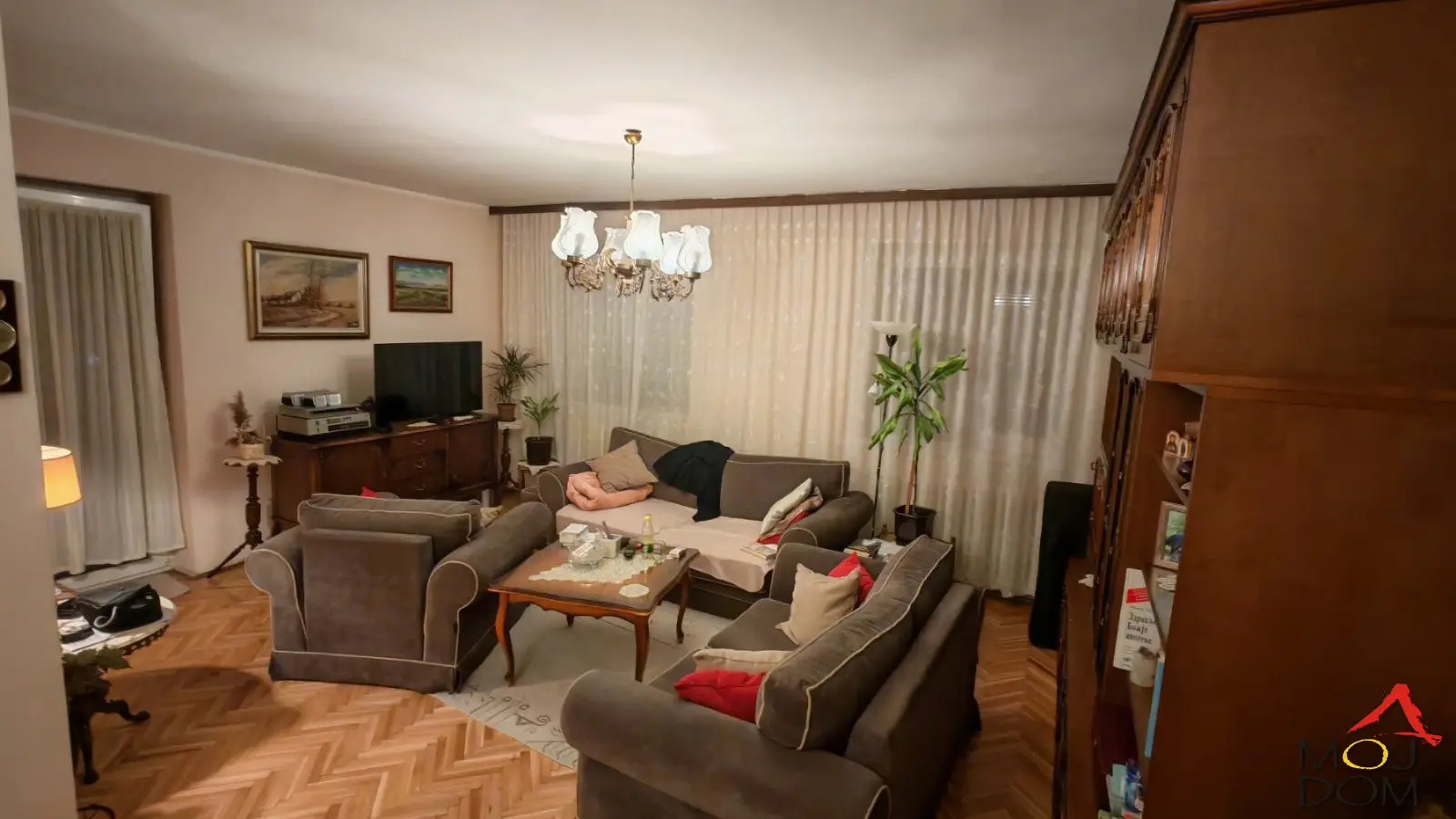 Excellent four-room apartment on Bulevar Patrijarha Pavla, Novi Sad
The Moj Dom agency presents an incredible family apartment of 94m2 on the first floor of a residential building. It is located in a quality building and consists of 3 bedrooms, a separate