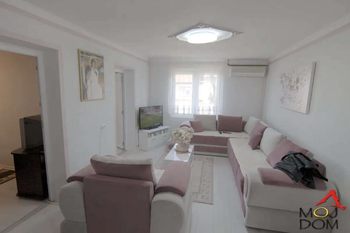 Completely renovated house. There are two auxiliary buildings, one of which
is converted into a residential unit. The house includes 3 bedrooms,
a living room, dining room, bathroom, and kitchen; the auxiliary building
has a room, kitchen, and bathroom, separated, as well as a small pantry.