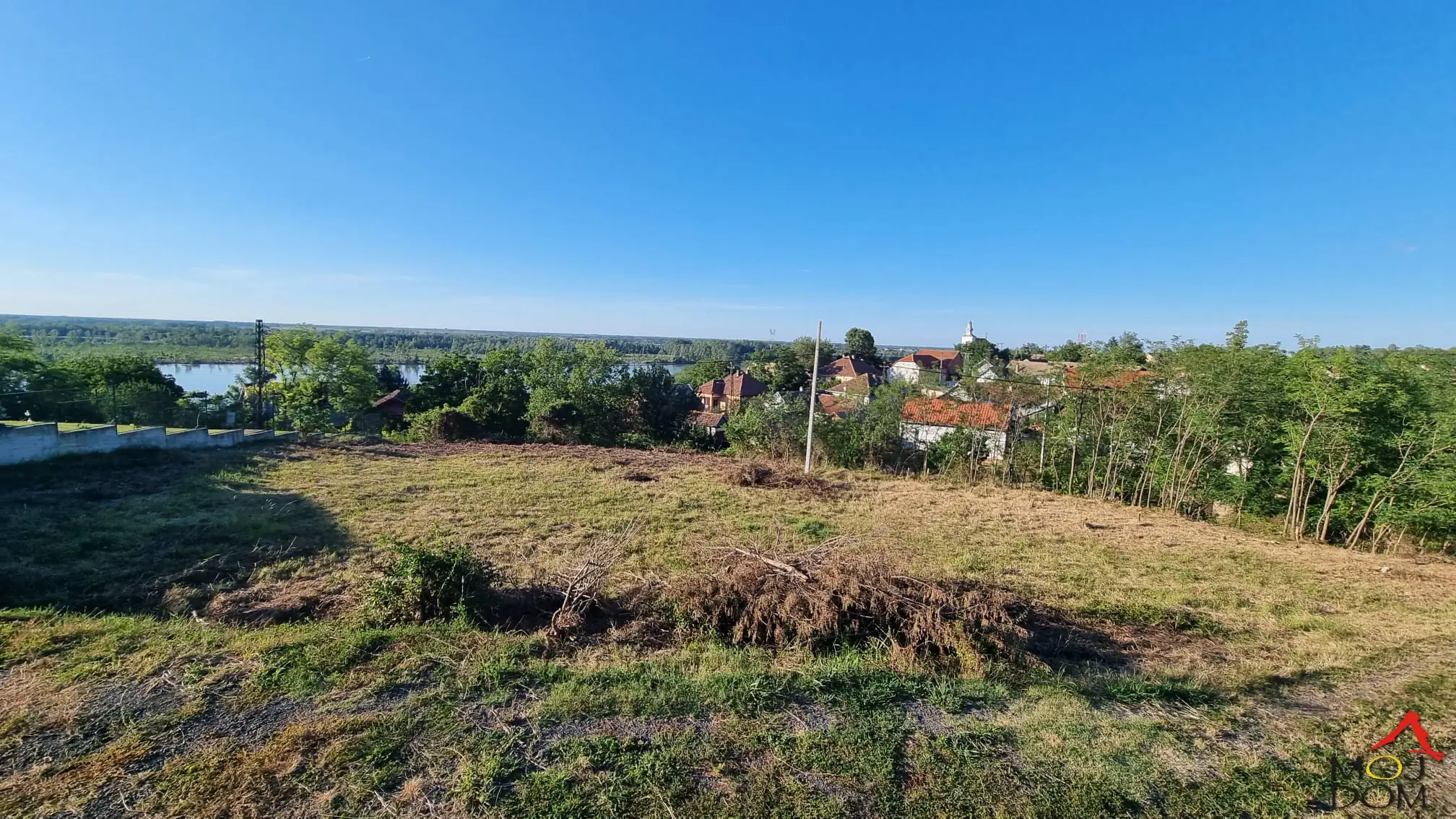 Plot with a view of the Danube in Banoštor
Moj Dom agency presents you an excellent plot in a perfect position in Banoštor. The plot is 893m2 (about 9 ares), and nearly 40 meters wide facing the road. All utilities except sewage are at the plot.