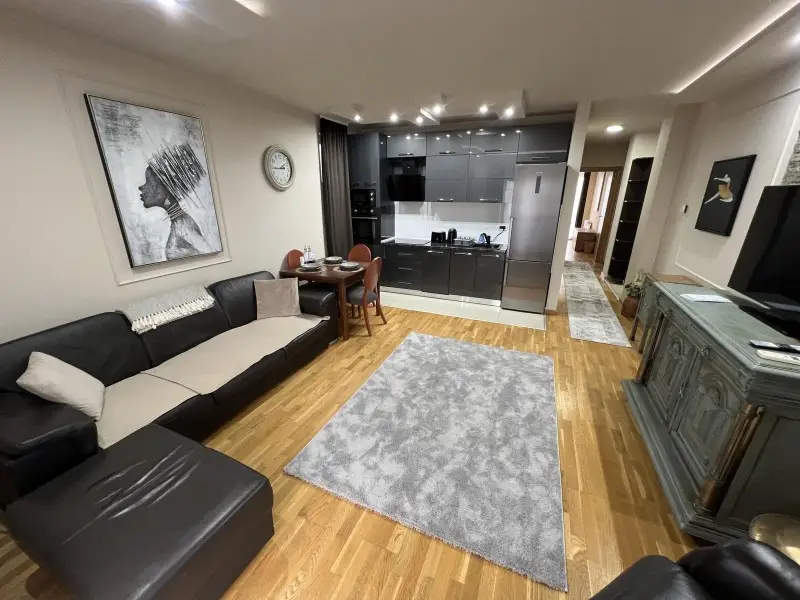 Novi Sad, Nova Detelinara. LUXURY OFFER - FULLY FURNISHED THREE-ROOM APARTMENT IN A NEW BUILDING! The apartment is located in the most attractive street in Novi Sad, in a newly built residential complex on the second floor of a building with an elevator. Excellent apartment for rent