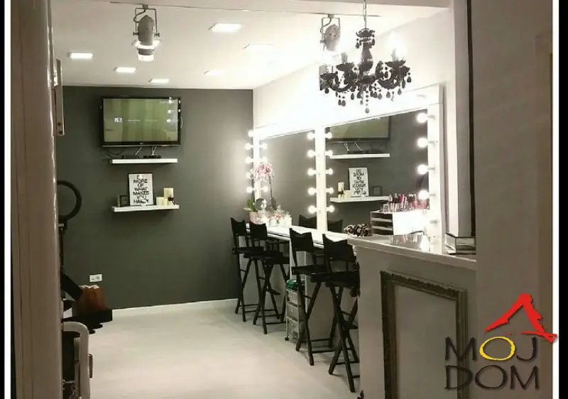 Moj Dom agency offers a commercial property in one of the most desirable city locations. Thanks to the excellent room layout, this space is suitable for various types of businesses, whether for office, retail, or service purposes. The location