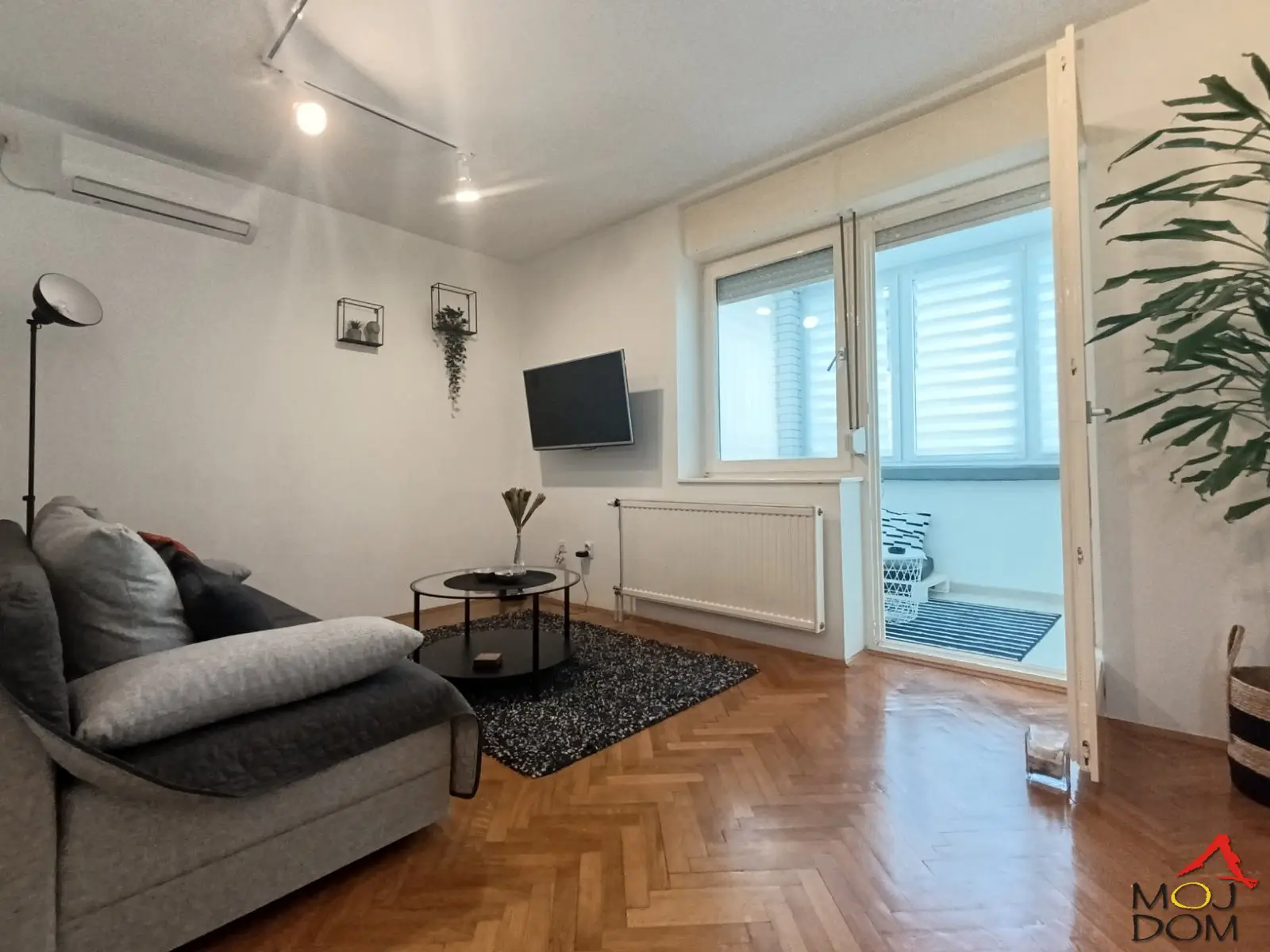 We are selling a fully furnished renovated apartment near Betanija.

The apartment is perfectly designed for renting, everything is new, stylistically coordinated to impress any guest.

Located on a raised ground floor with an enclosed terrace overlooking th