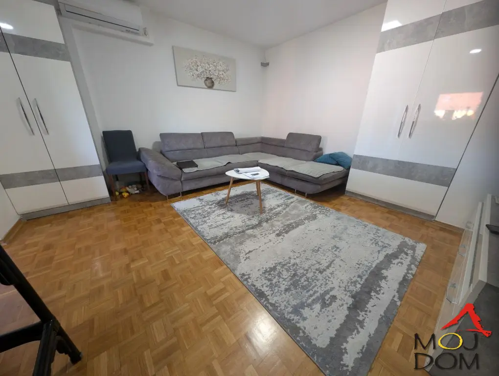 Family apartment in a quiet part of Novo Naselje – Šonsi, registered as 45m2 but with a 57m2 floor area.
We offer a great family apartment situated in one of the most beautiful and peaceful areas of Novo Naselje, in Šonsi. Surrounded by lush greenery, a lar