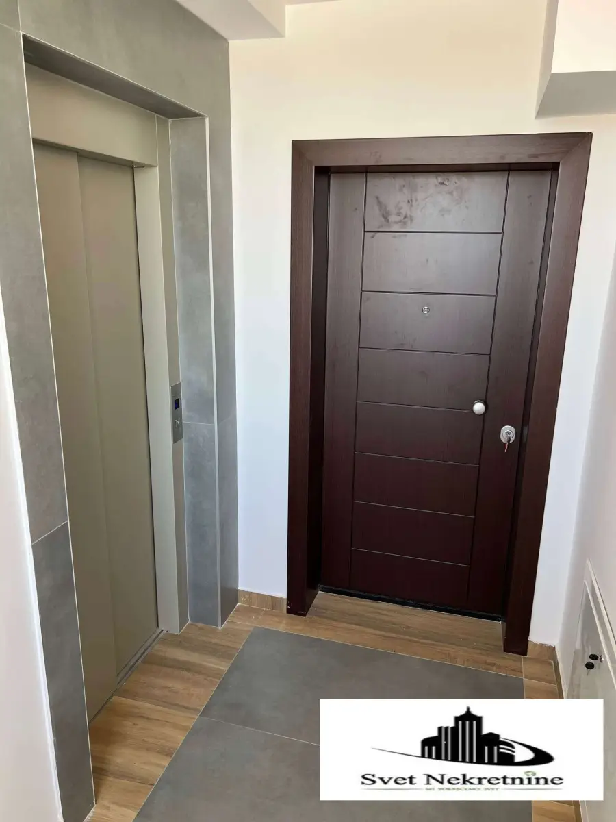NOVI SAD.TELEP.PETOSOBAN STAN.PLUS PDV.Penthouse - ima zasebno svoj lift i hodnik, 5 soba, 5 kupatila, 2 dnevna boravka,