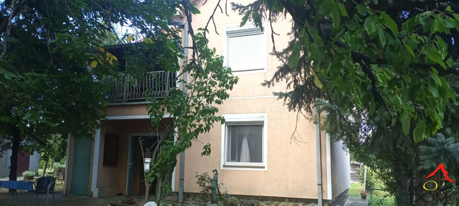 Čortanovci – Weekend house for sale, ideal for peace, nature, and relaxation. A beautiful weekend house is for sale in Čortanovci, located about 900 meters from the main road, in a quiet and green part of the settlement. Access is via a gravel road, and the entire