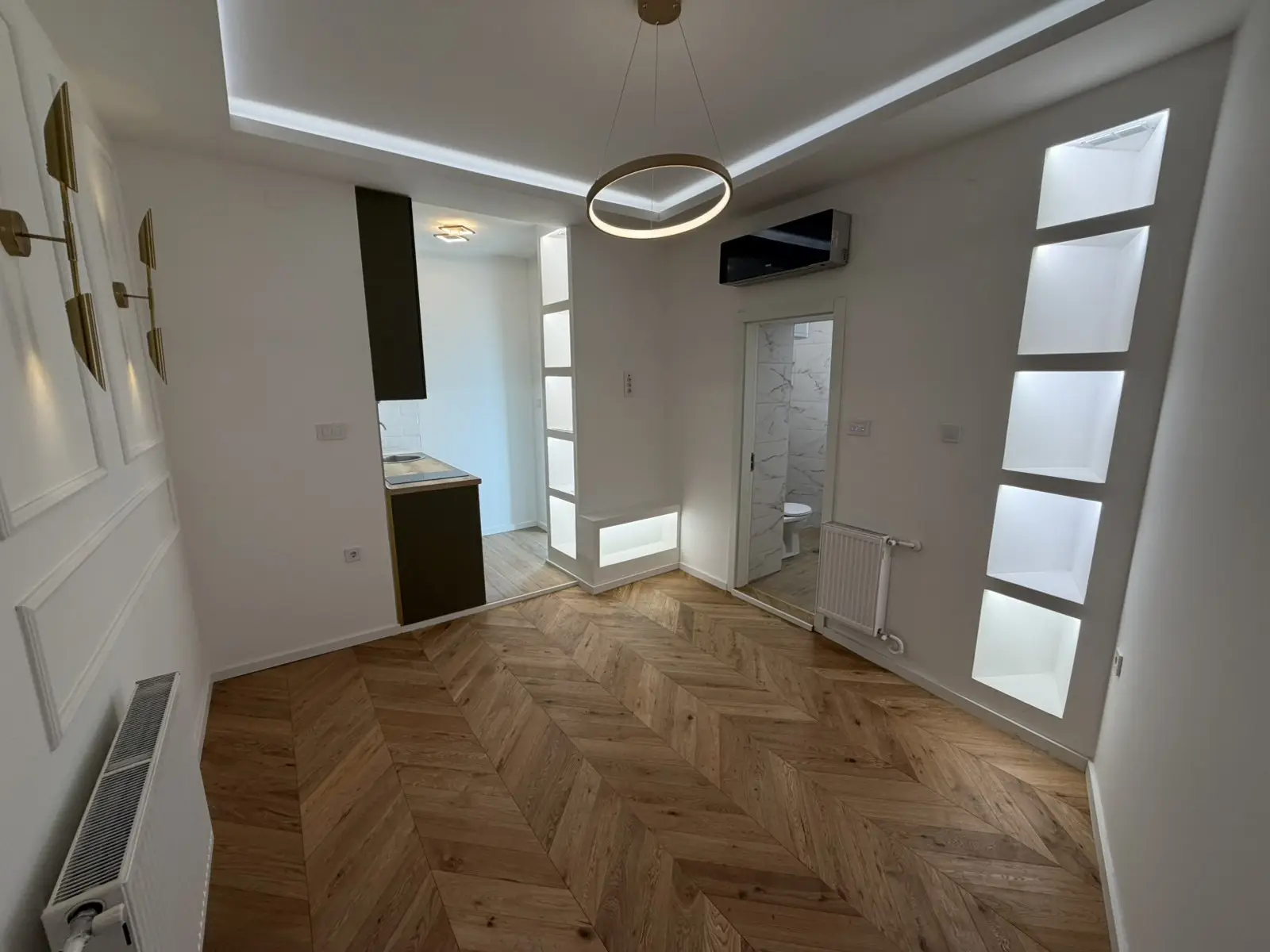 Novi Sad, Center. EXCLUSIVE LOCATION - RENOVATED STUDIO - LUXURY! The apartment is positioned on the high ground floor of an older building, courtyard-oriented. Area is 21m2, has a terrace, COMPLETELY RENOVATED and equipped with kitchen and bathroom