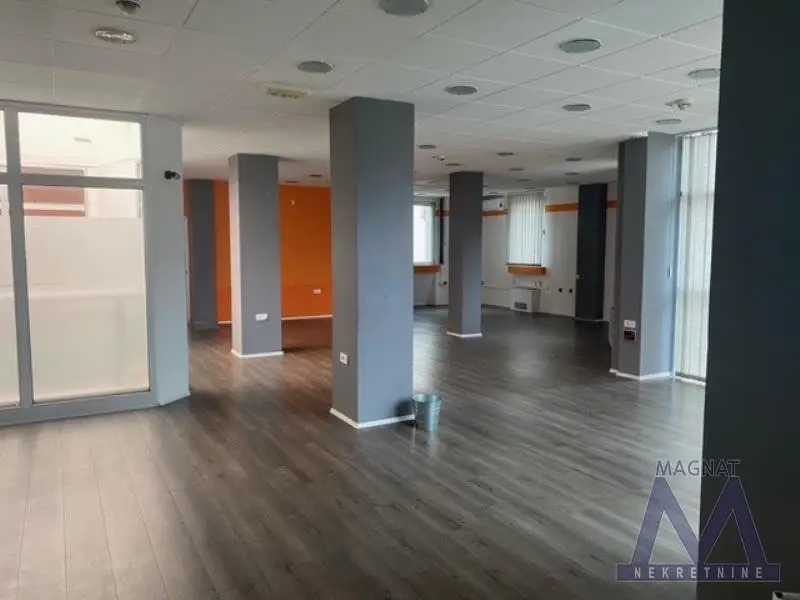 Novi Sad, Bulevar Oslobođenja. OFFICE SPACE FOR RENT, IMMEDIATE OCCUPANCY! Office space in an office building, open space concept, bright, airy, heated by city heating, with a separate entrance and elevator. It has a kitchen and two toilets. In confo