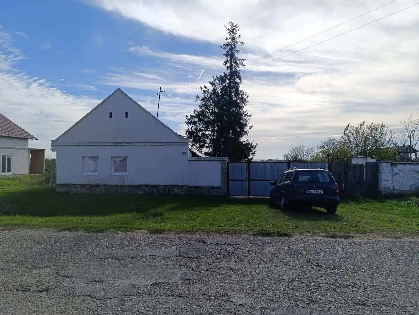 <p>Žabalj, outskirts of the settlement, old house for sale of 80m2 on a plot of 2700m2. Its position offers the possibility of establ