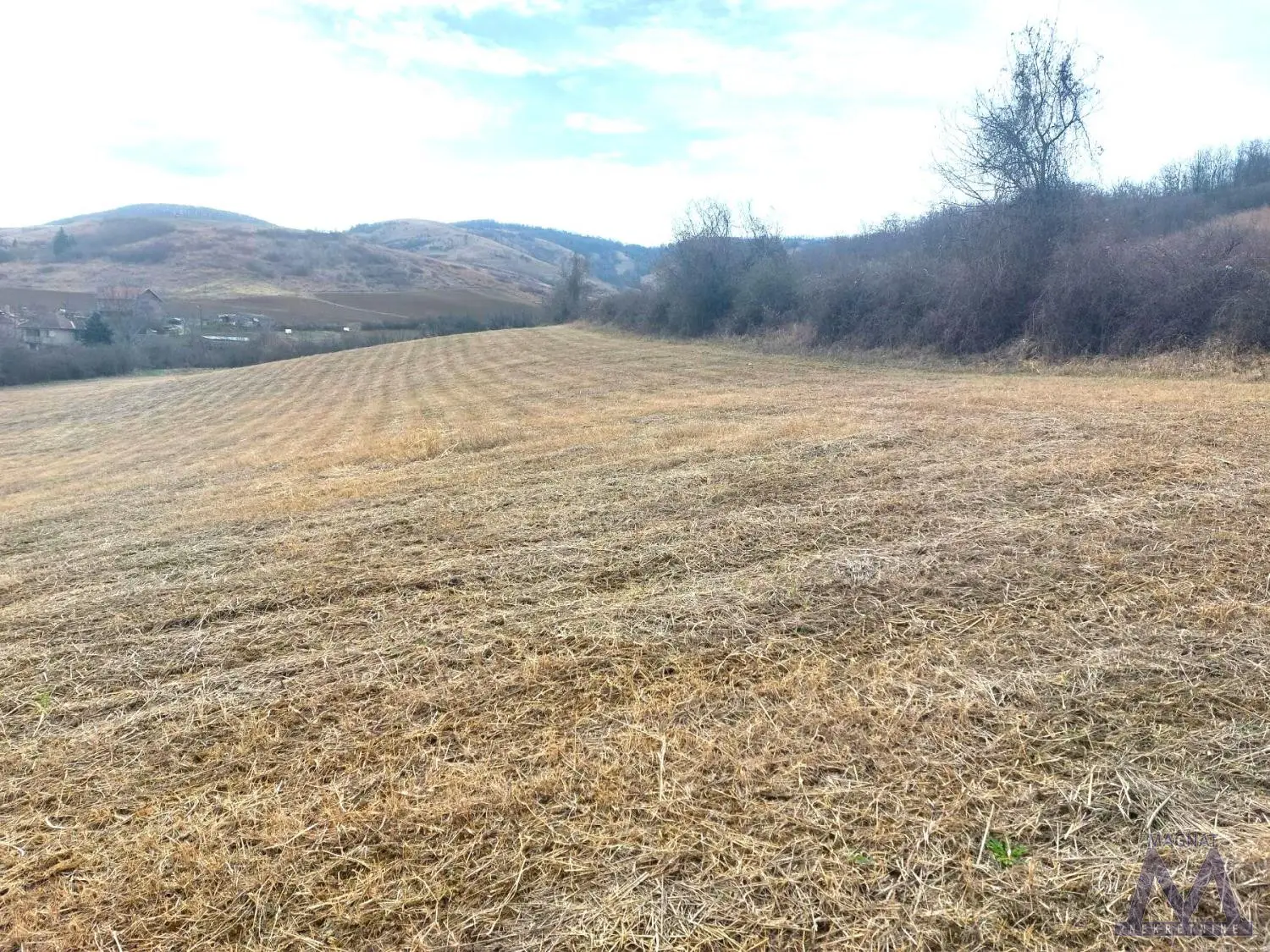 Čerević - Šakotinac, multiple building plots for sale of 1500m2 each, registered, construction permitted, close to the main road.
Plots can be joined as desired, up to about 20 thousand m2.
Plots are in an excellent location, asphalt road, all connections available.