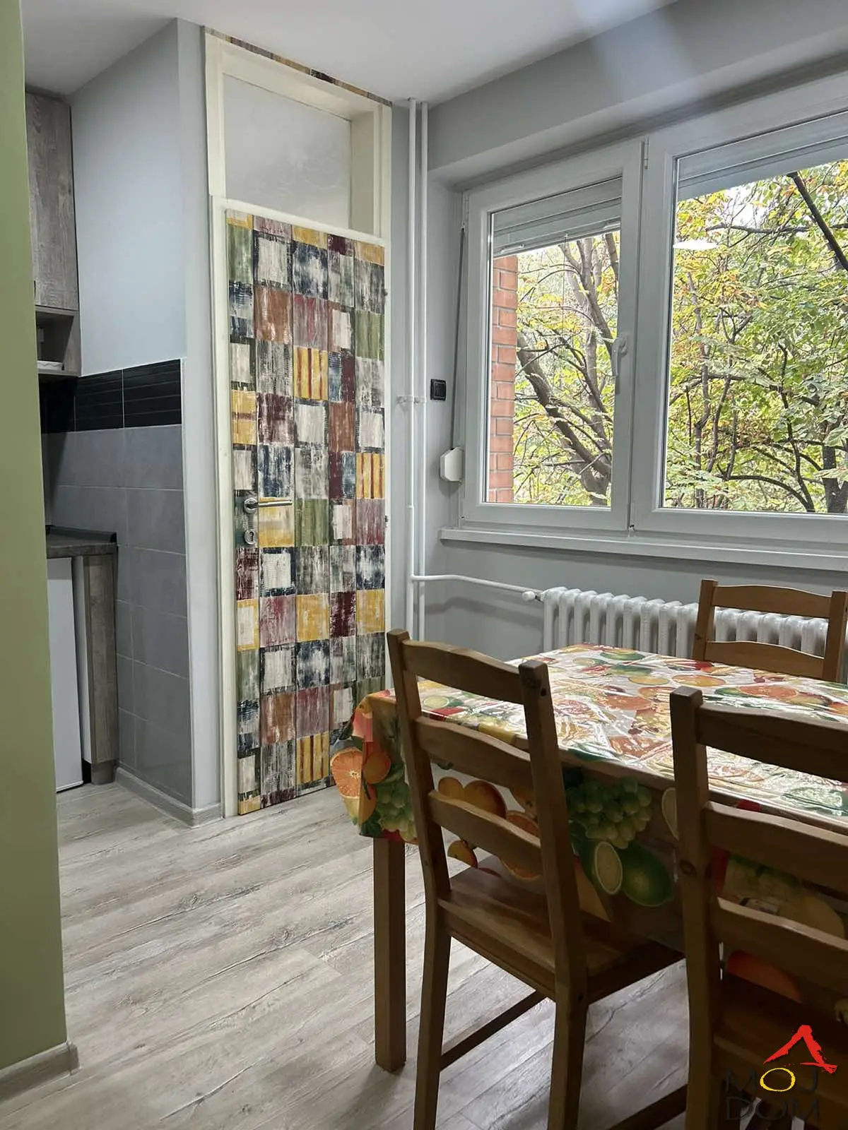 A one-room apartment of 33 m2 is for sale, located on the second floor of a quality building with an elevator in an attractive location on the Boulevard. The building has three entrances, and each entrance has its own elevator, providing comfort and practicality for residents.