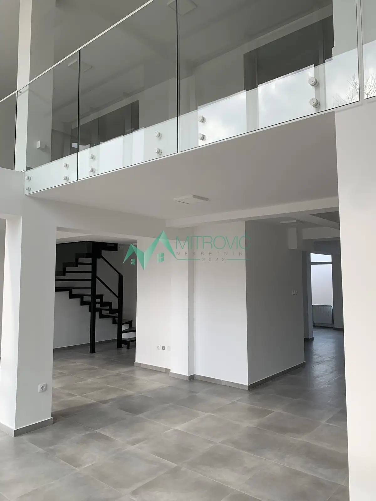 PHENOMENAL, MULTIPURPOSE COMMERCIAL SPACE ON 2 LEVELS IN TELEP-182M2
