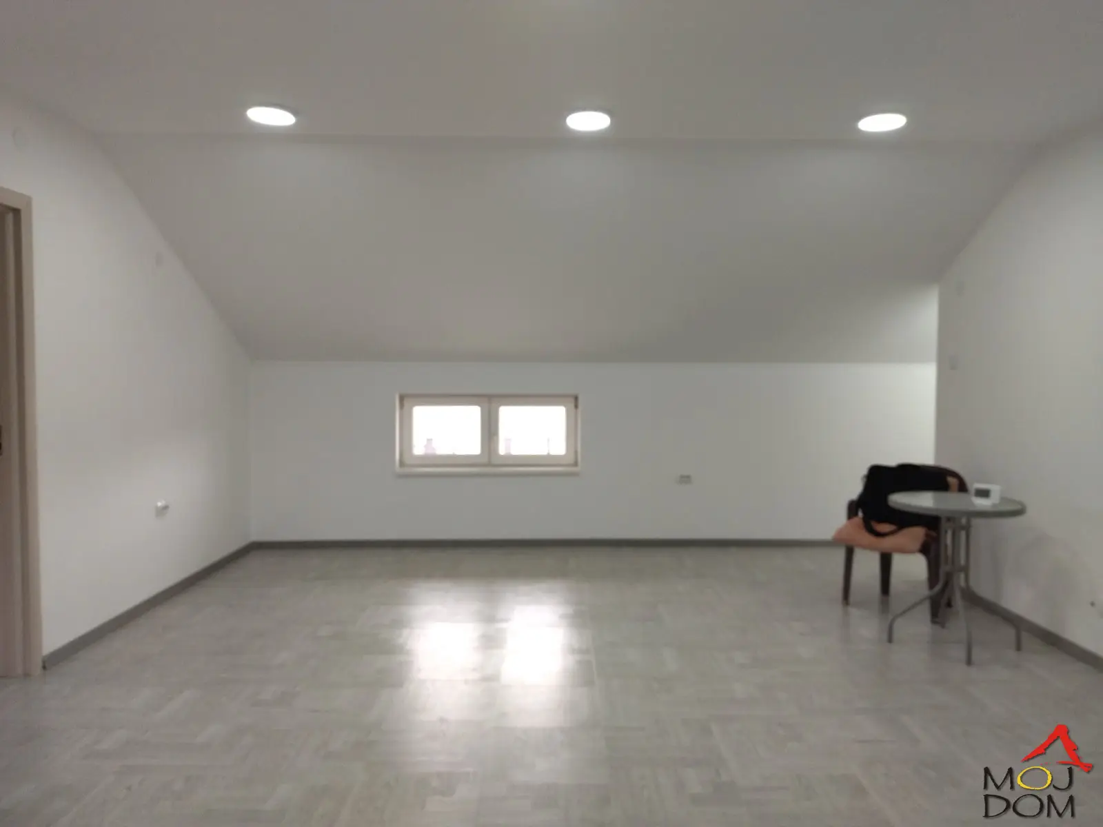 

Prodajemo odličan trosoban stan u urbanoj vili na Klisi.

Ovaj prostran stan nalazi se u potkrovlju porodične vile sa zajedničkim ulazom i dvorištem i idealan je za porodice ili one koji traže udoban dom u mirnom delu grada, u blizini o