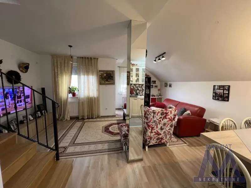 Novi Sad, Adice. FURNISHED DUPLEX IN A NEW BUILDING WITH PARKING SPACE. The apartment's area is 65m2, lower floor is 41m2, upper 24m2. It is a two-room apartment; on the first level there is a spacious living room with dining area and kitchen with natural ventilation;