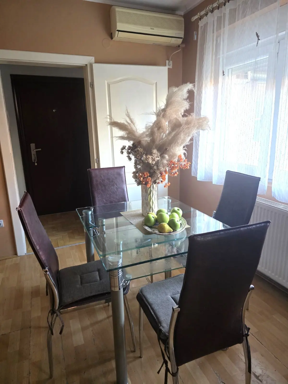 Novi Sad - center- Almaski area, a two-room apartment of 43m2 for rent, move-in ready, fully furnished and equipped (new French bed and new corner sofa in the living room, which is to arrive).

It consists of a hallway, living room with dining