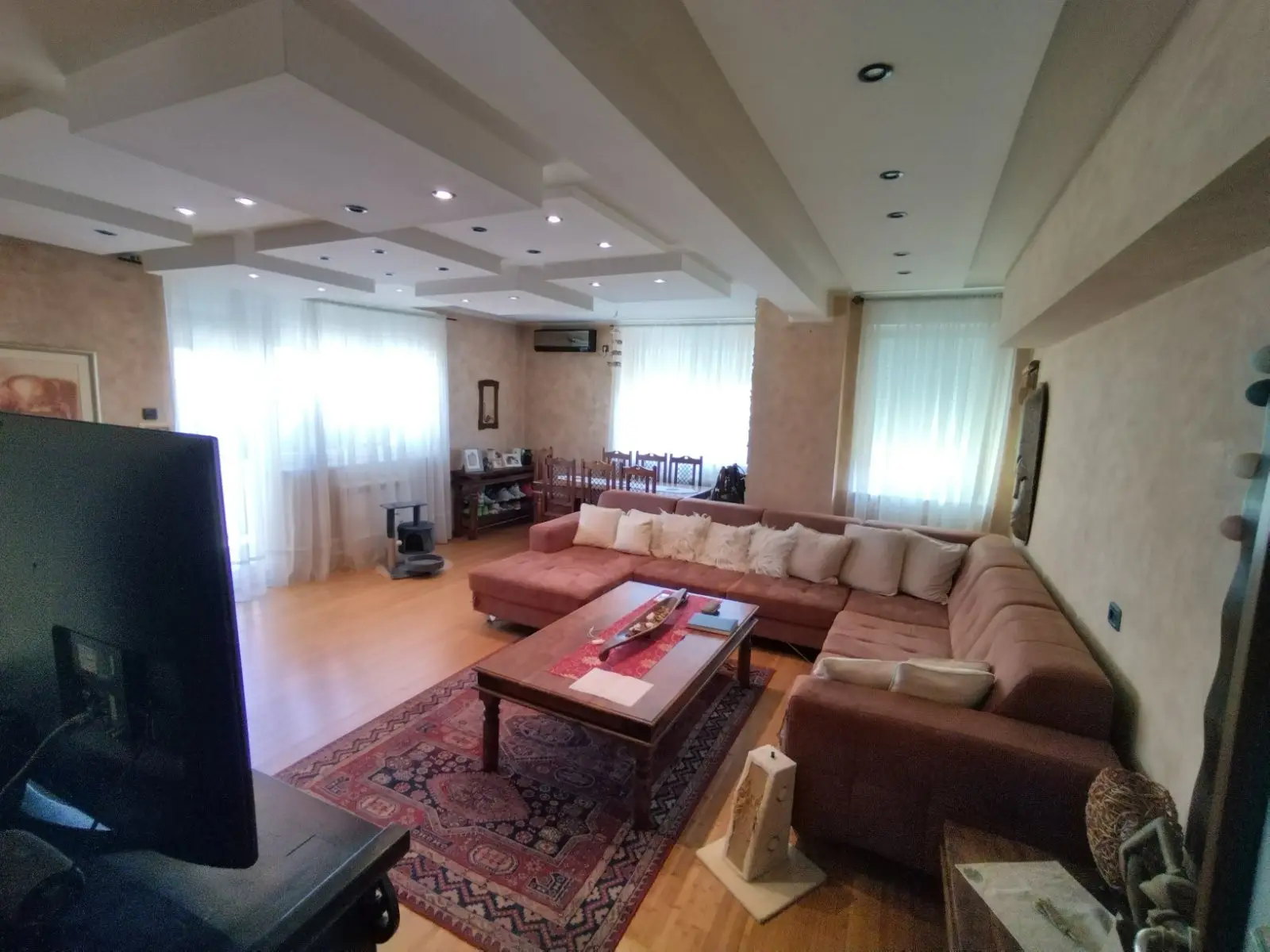 <p>Novi Sad, Grbavica, comfortable four-room family apartment, newer construction.&nbsp; The apartment is on one level, kitchen&nbsp