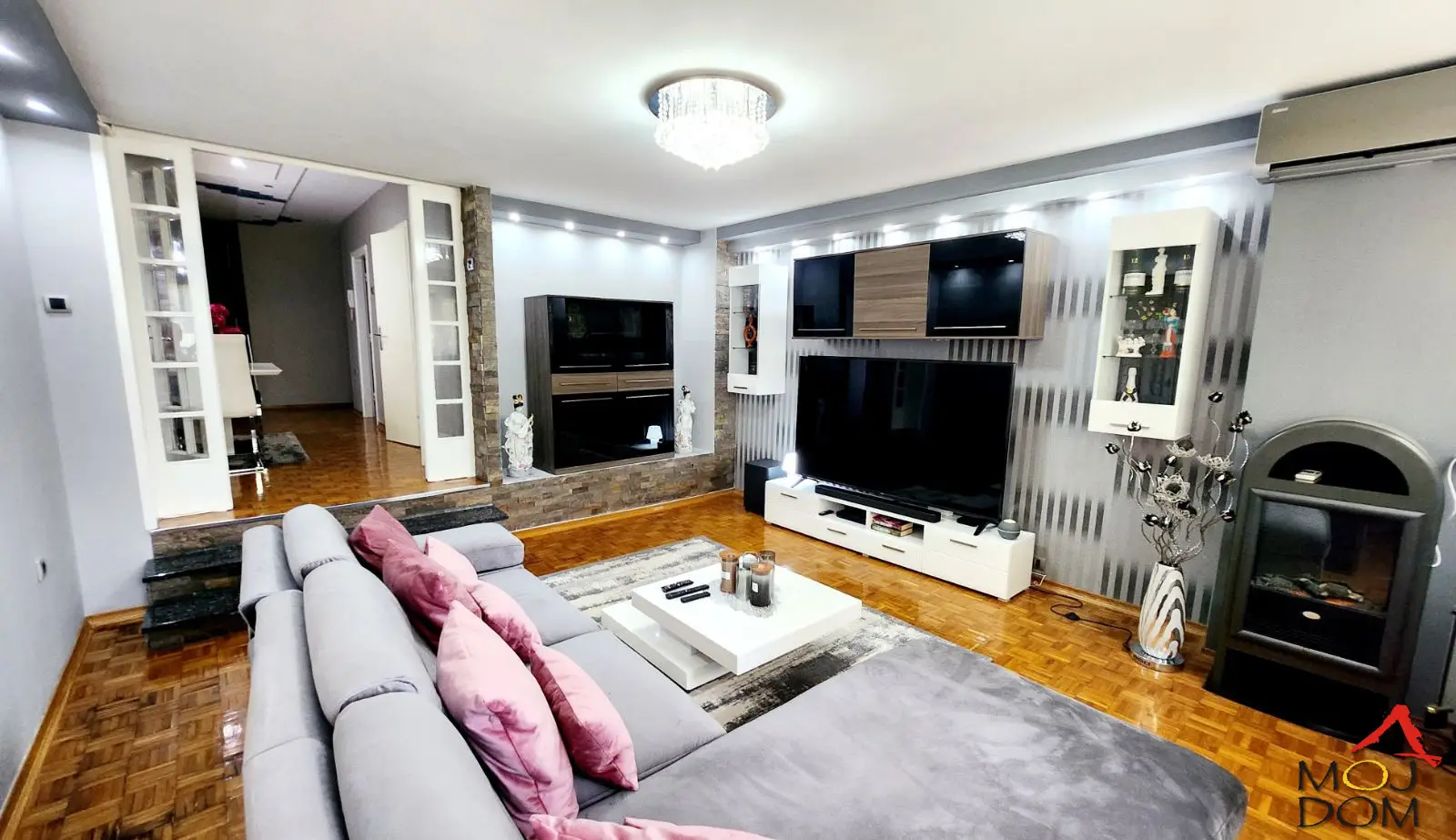 On Liman III, a spacious and luxuriously equipped three-and-a-half-room apartment of 89m² is for sale, featuring a perfect layout and dual orientation. It is located in a building with video surveillance, a wheelchair ramp, and a bicycle storage area, and its position