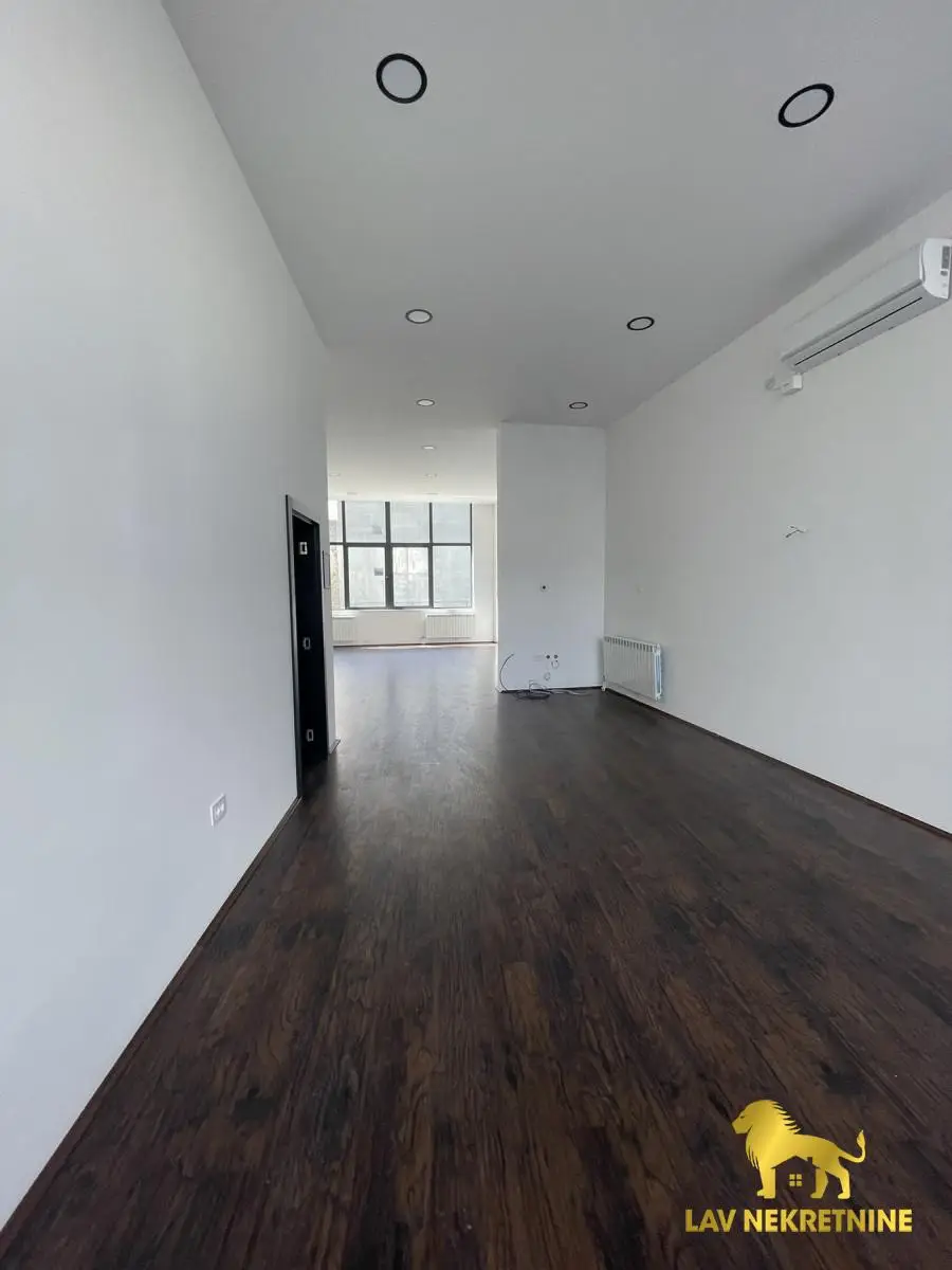 Ground floor commercial space for rent in the courtyard of a new building,&nbsp; ready to move in immediately. Two air conditioners, numbered parking place.&nbsp;Agency