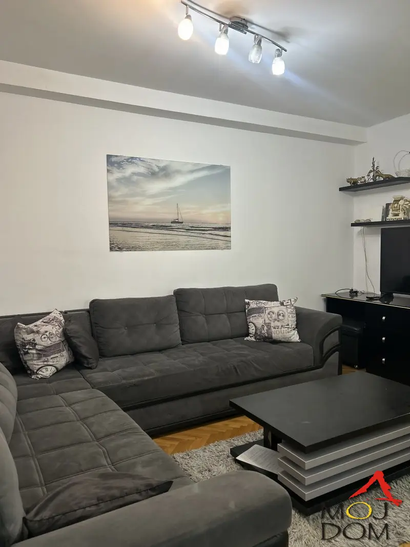 For sale is a three-room duplex apartment in Grbavica, registered area of 71 m² and usable floor area of 90 m2. The apartment is in a building with an elevator and is suitable for families or couples. The apartment has a functional layout and consists of a kitchen, large living room, dining area