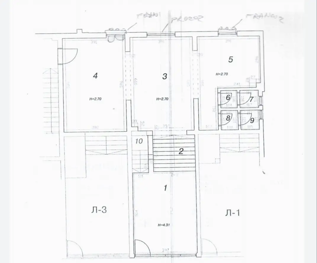 Novi Sad, in Cara Dušana, I am selling an excellent registered street-level premises. (Bomil real estate, Novi Sad, Reg. no. 251)
