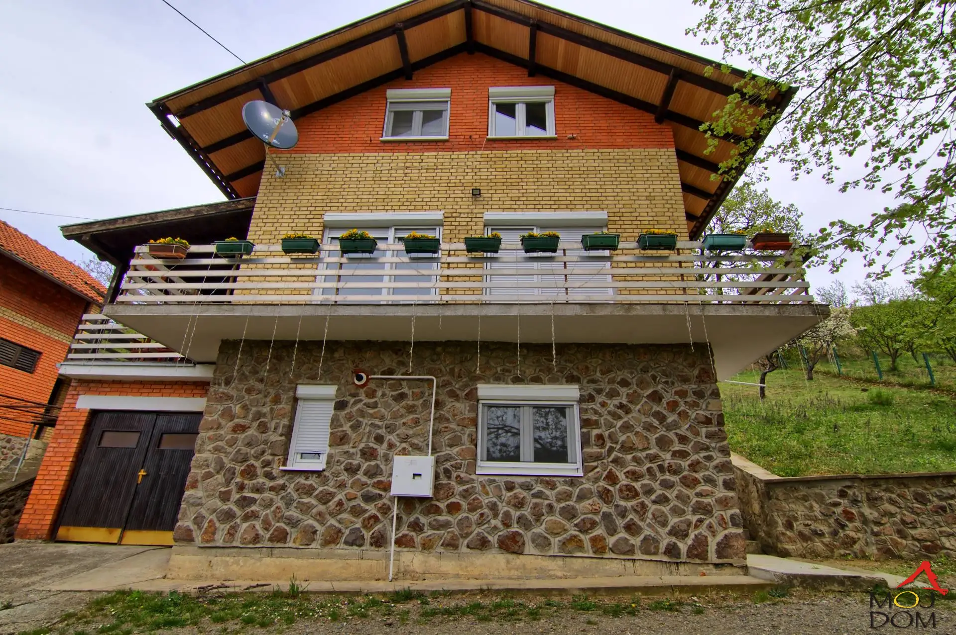 Looking for a harmonious and quality home in the peaceful surroundings of Rakovac? This charming house on Fruška Gora, near Novi Sad, could be your ideal choice. With 154m2 of space, this property offers comfortable living across three levels: basement, ground floor,