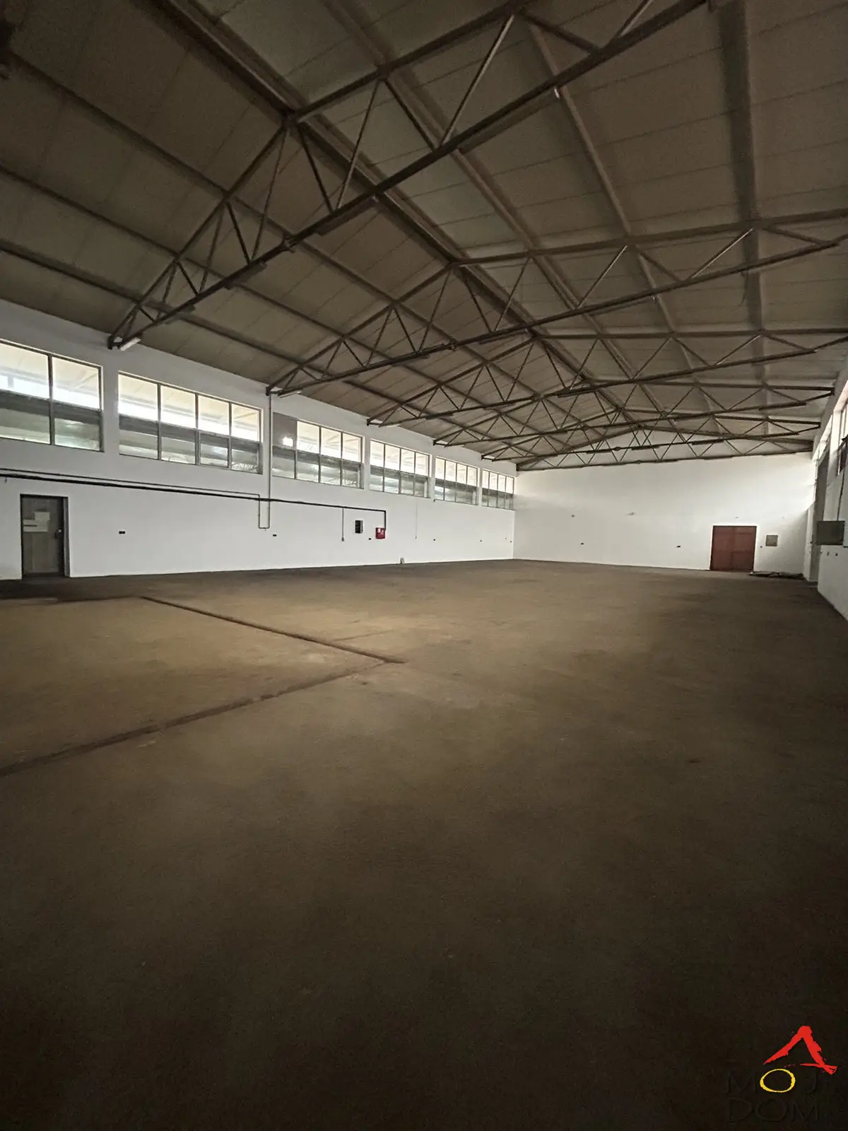 Izdaje se izuzetno funkcionalna i višenamenska hala u Veterniku, ukupne površine preko 500 m², idealna za različite poslovne i proizvodne delatnosti. Hala je izuzetne spratne visine od 6 metara, što omogućava nesmetan rad, skladištenje robe ve