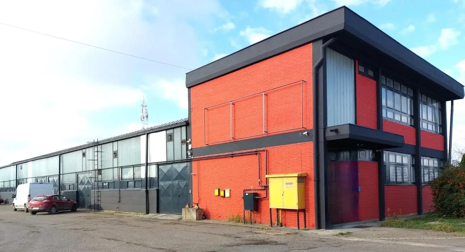 Novi Sad – near the highway.
A hall for rent from 100 - 1,000m² on a 6,000 m² lot, immediately available.

The facility consists of two functional parts:

Administrative building of about 200 m², on two levels, with a separate entrance. The building contains