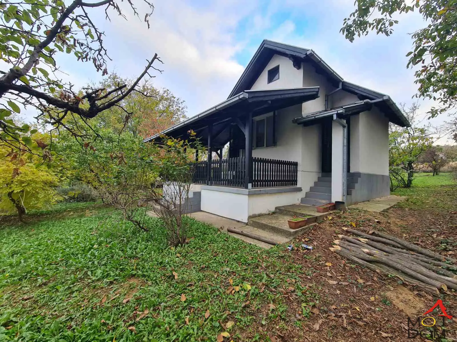 A weekend cottage with a spacious plot of 2,546 m² for sale in Liparije, Ledinci, on an attractive hill with a beautiful view of Novi Sad and the Danube. This property offers 50 m² of space with one comfortable room and a terrace, and electricity and water are already