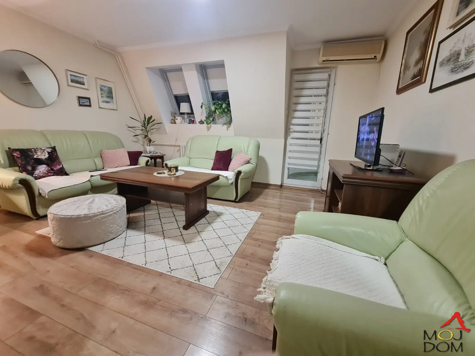 A spacious and nicely arranged family duplex of 88m² is for sale in an exceptional location, on a quiet street, just a few minutes' walk from the Serbian National Theater and pedestrian zone in Novi Sad’s center.
This property is situated in a small residential bu