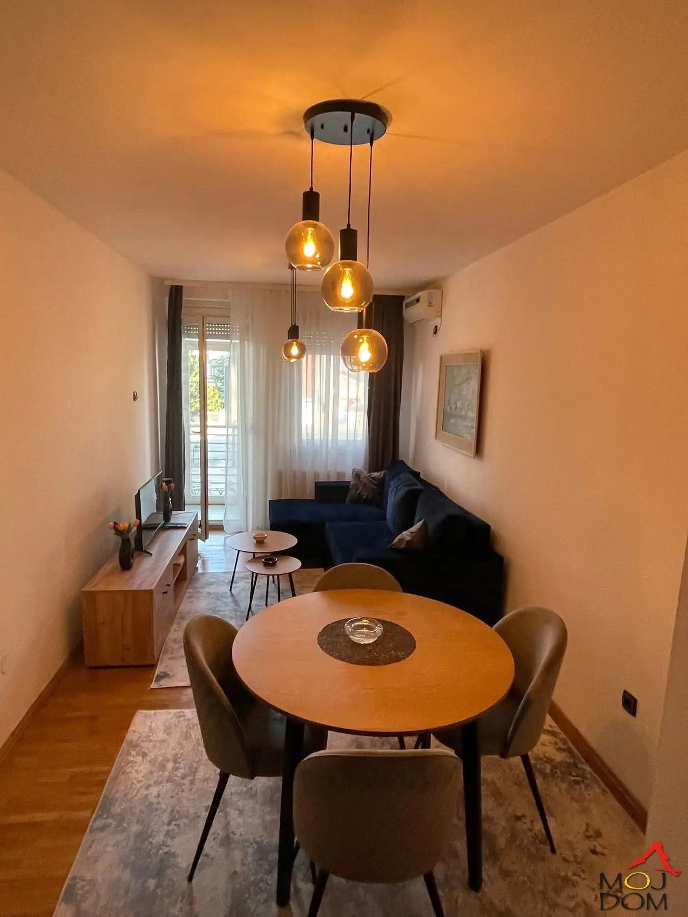 A modern, fully equipped two-room apartment of 40m² is available for rent in an attractive location – Bulevar Evrope, near the Sheraton Hotel. The apartment consists of a living room with kitchen and dining area, separate bedroom, bathroom, and terrace. Completely furnished...