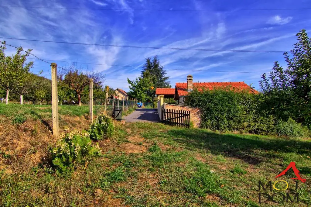 Na prodaju plac u Sremskoj Kamenici, naselje Paragovo, površine 1954 m². Plac je uknjižen 1/1 i nalazi se na idealnoj lokaciji, samo 50 metara od glavnog Paragovskog puta, koji će uskoro biti povezan s mostom u produžetku Bulevara Evrope. Prilaz