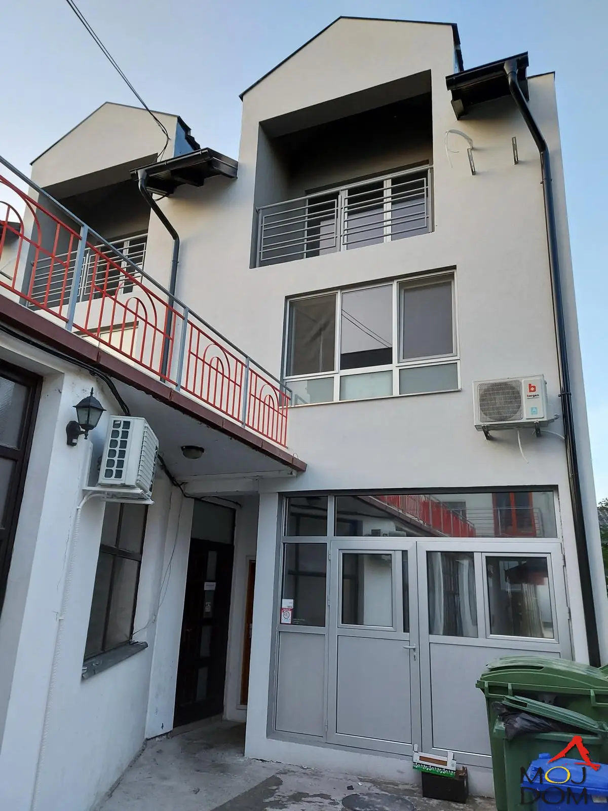 Commercial space for sale in an excellent location in Salajka, total area of 105 m², situated on the ground floor of a mixed residential-commercial building. The space is currently rented by an IT company, making it an extremely attractive investment opportunity for investors looking to