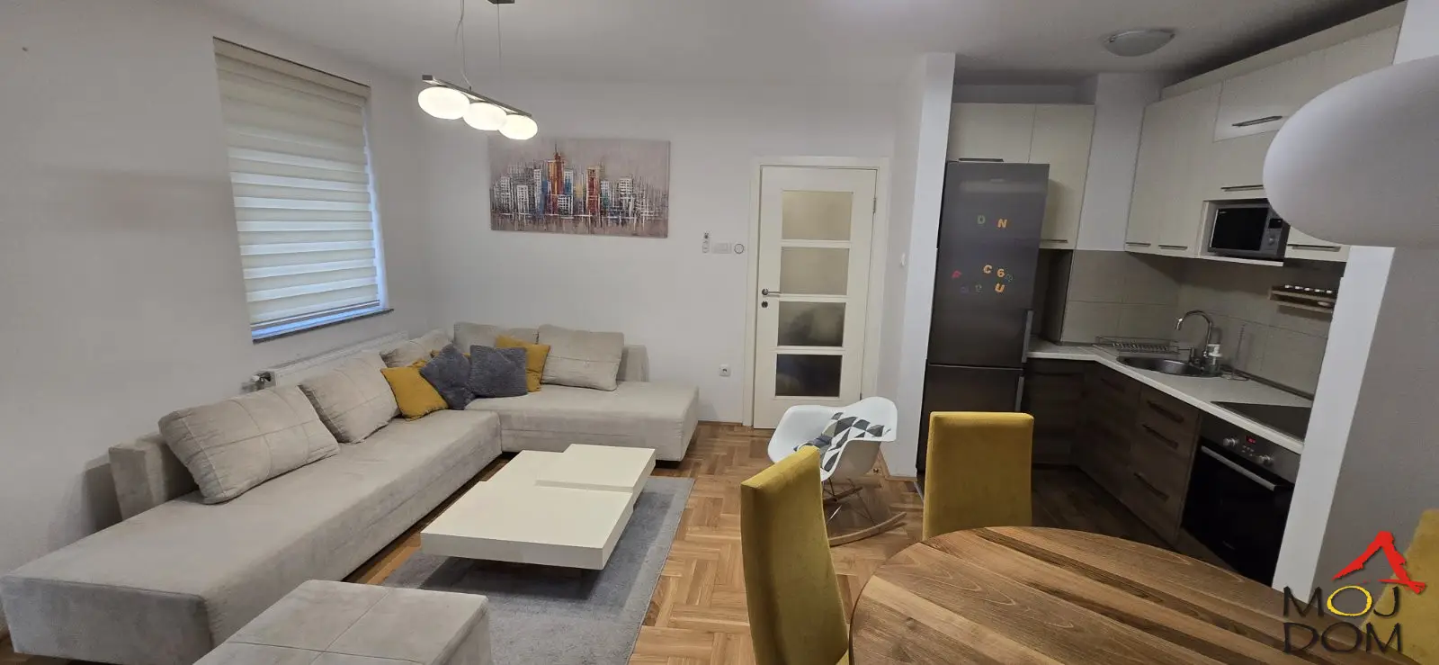 Perfectly equipped three-room apartment at Nova Detelinara. Located in a great location, with all amenities for living nearby. The apartment is very comfortable, spacious and bright. Adapted for family life and move-in ready. The building is newer and excepti