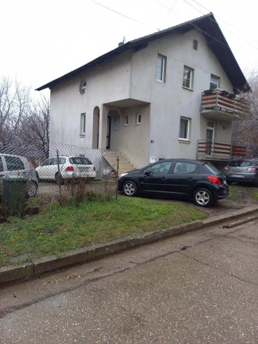 Novi Sad, Sremska Kamenica, novija spratna kuća,po strukturi je deljiva na tri stambene jedinice,Višesobnna i veoma ko