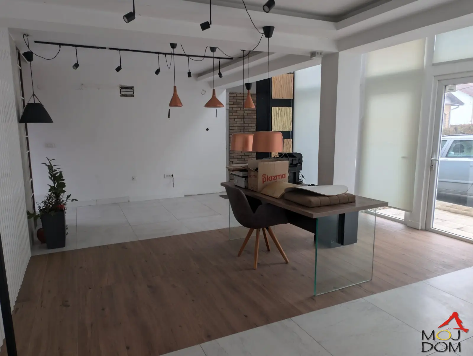 In one of the busiest locations in Veternik, near the roundabout, a modern street-level retail space of 87m², arranged over two floors, is for rent. Thanks to its attractive position and the entire front wall made of glass portals, the space is ideal for...