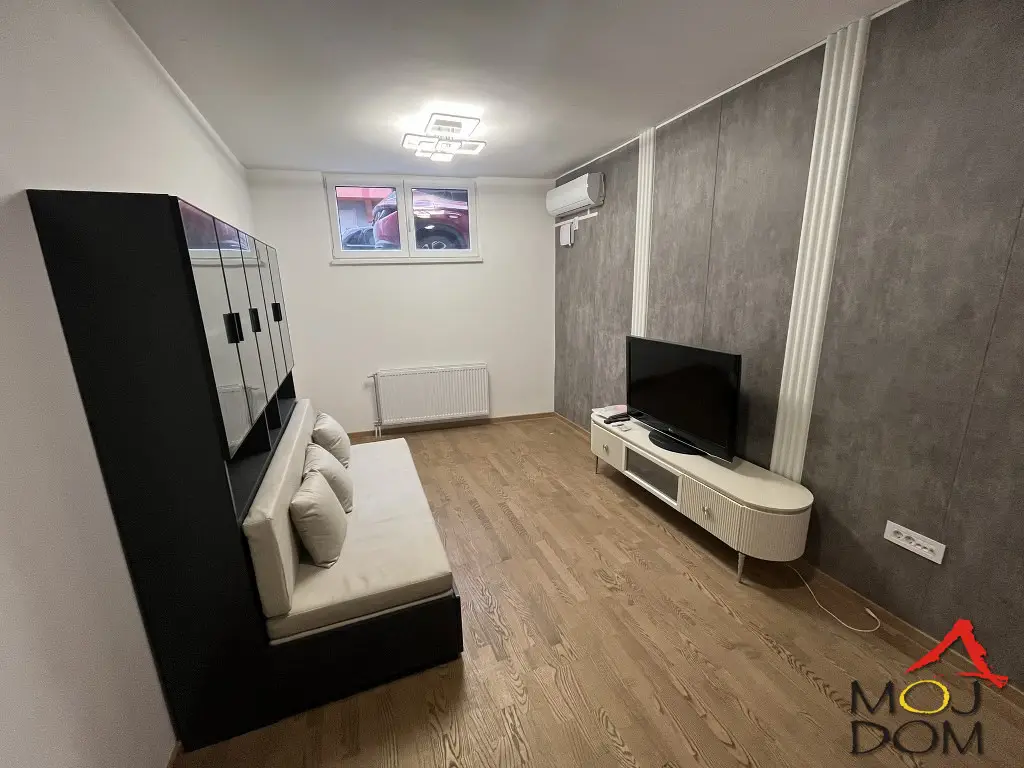 Apartment for sale in Grbavica, 44m2, in a very good and attractive location.
The apartment is registered as a garage and is located in the basement of a new building.
Consists of a living room, bathroom, and two rooms. Can also be used as business space.

0601351784
Listing code: 103