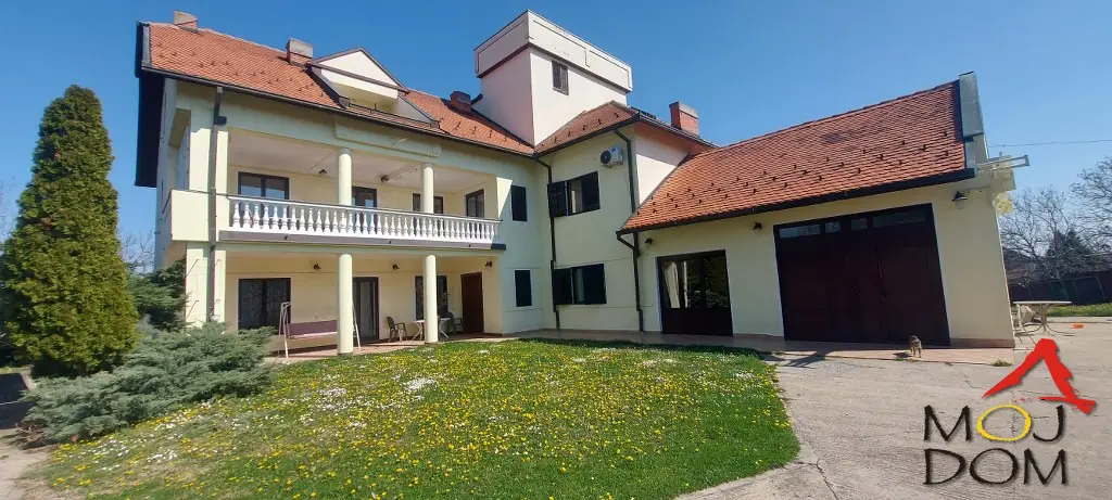 Poslovni prostor, Čardak, Sremska Kamenica 
Agencija Moj Dom vam predstavlja poslovni prostor površine 1000 m2, smešten na placu od 2400m2, u Sremskoj Kamenici, na Čardaku, za izdavanje. Nekadašnja vila sada može imati funkciju poslovnog prosto