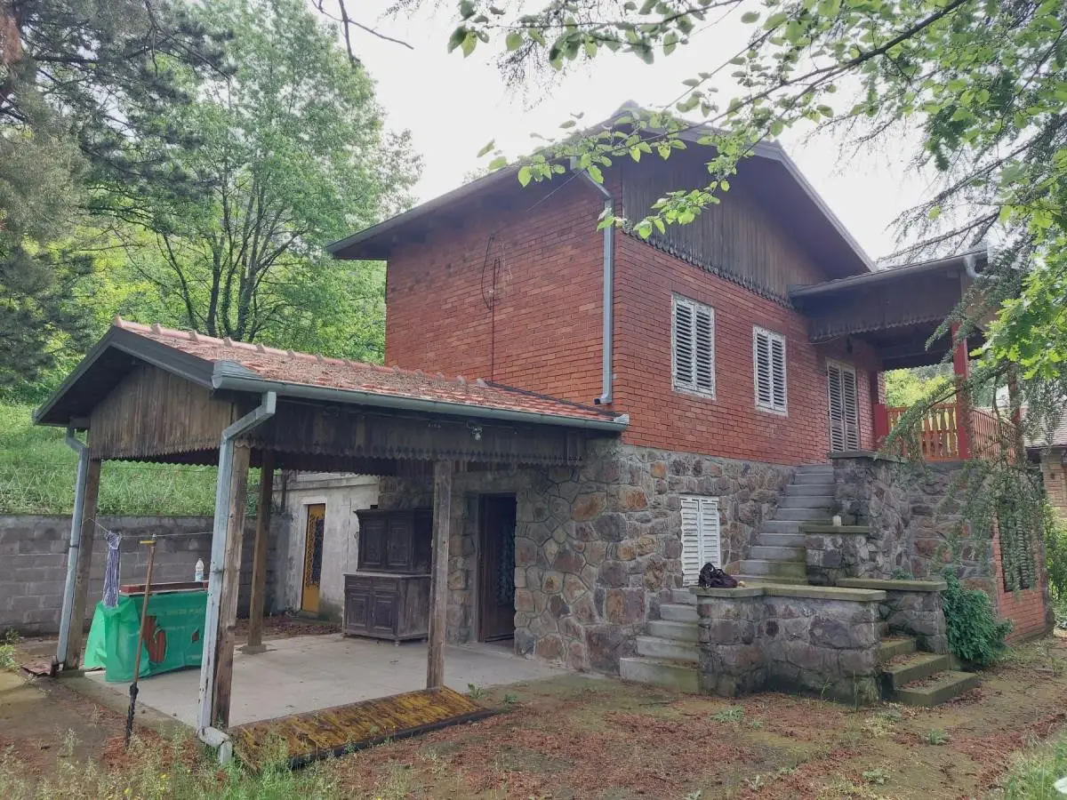 Sremska Kamenica - Čardak, weekend house for sale on a beautiful plot of 1820m2, registered. The ground floor has a kitchen, room and bathroom, upstairs is a bedroom with terrace. There is an attic above. Located in an excellent location