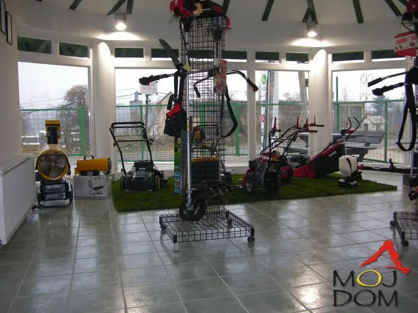 Business property, store and service for maintenance of green area machines, from home-use to professional. Located along the Novi Sad-Beocin road between Kamenica and Ledinci, about 6km from the city center, very busy road.
Usable enclosed area is 210m2, with a 70m2 showroom,
