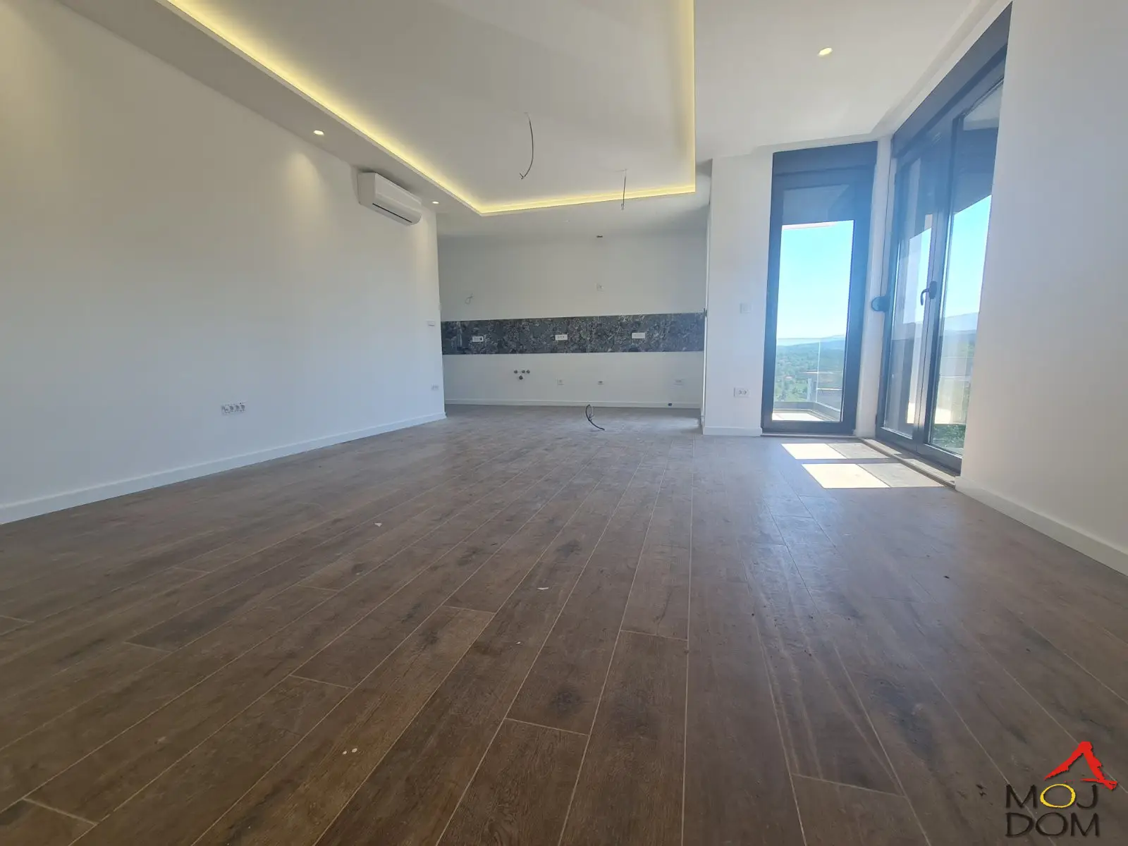 Enjoy the extraordinary living space offered by this unique three-and-a-half-room residence in Sremska Kamenica. Perfectly positioned in a brand new mini-building, this 99m2 registered masterpiece combines elegance, functionality,