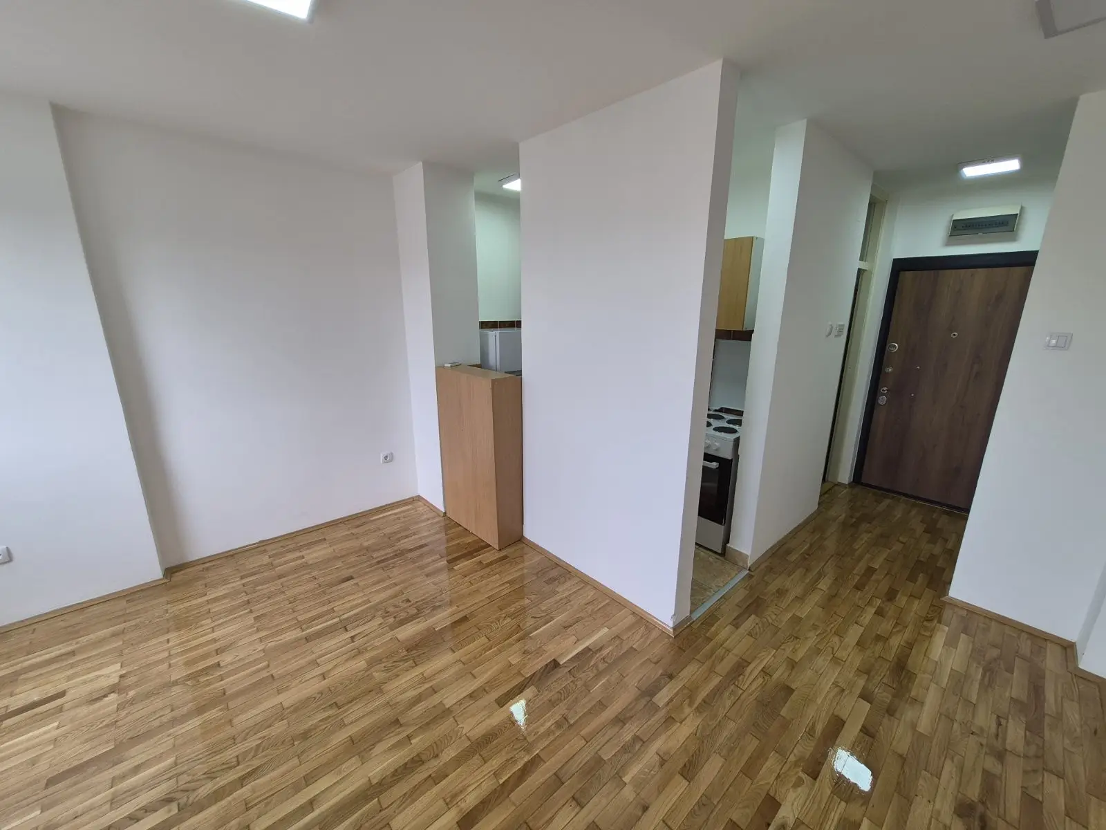 Novi Sad, Novo Naselje. RENOVATED STUDIO APARTMENT - IMMEDIATELY MOVE-IN READY! Located on the 4th of 5 floors in a building with an elevator, the building is very well maintained. It has an area of 23m2. The apartment is bright and has a terrace. It is registered 1/1 and can be purchased via loan. THE PRICE IS NOT