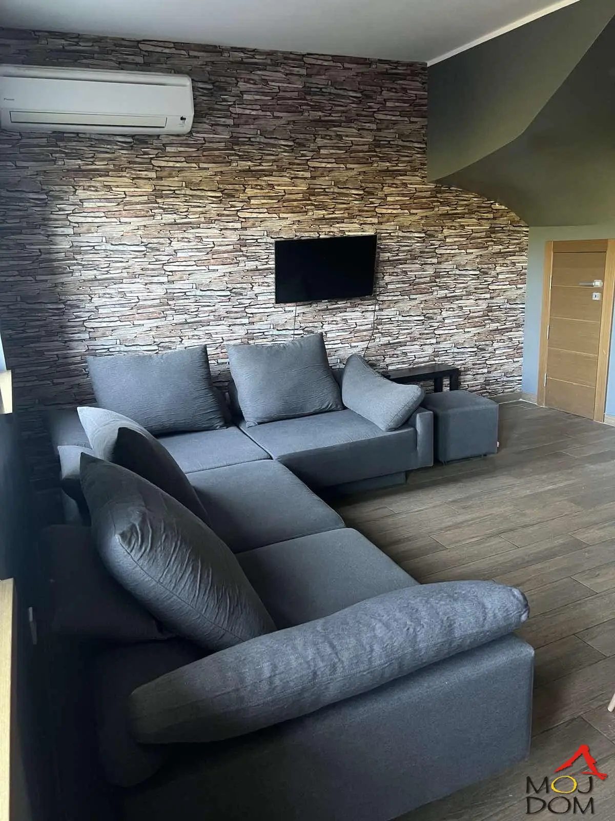 We are selling an apartment where you will live like in a house. The apartment has four rooms, a surface of 73 m2, and spreads over 2 levels, separated into sleeping and living areas. In front and behind the building, there is an area functioning as a yard, intended for relaxation and re