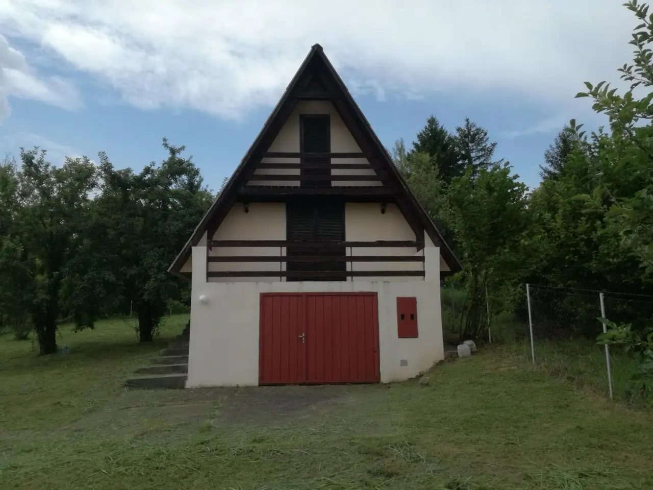 Excellent cottage in Bocke, 7 km from Promenada, electricity, gas next to the plot. The plot is 694 m2 and overlooks the No