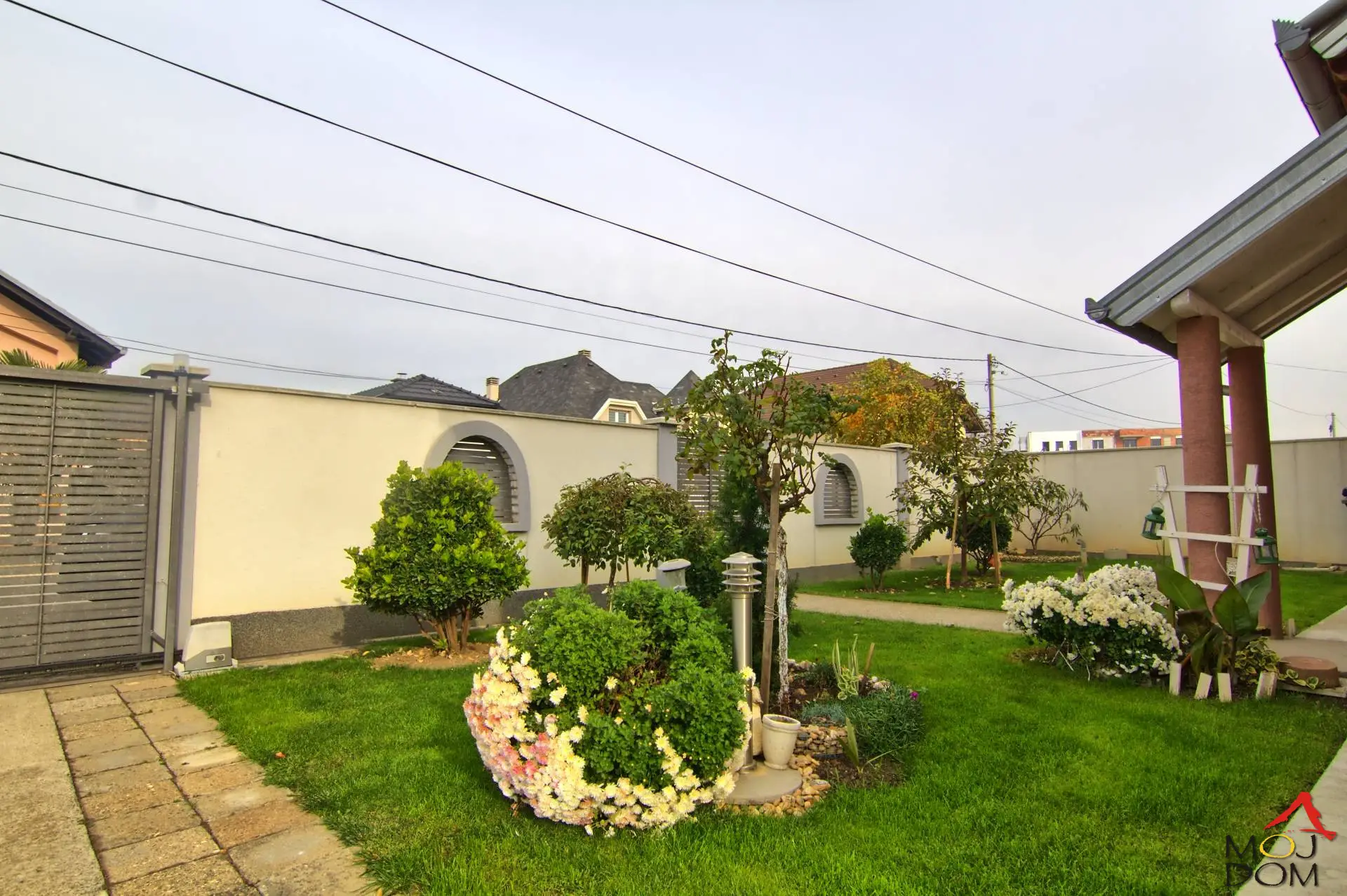 Beautiful house in Adice, Novi Sad
Moj Dom agency presents a fairytale house in the Adice neighborhood of Novi Sad. The house is 179m2 and sits on a plot of 4 ares (403m2). Located in a quiet, paved street, ideal for family living. It consists