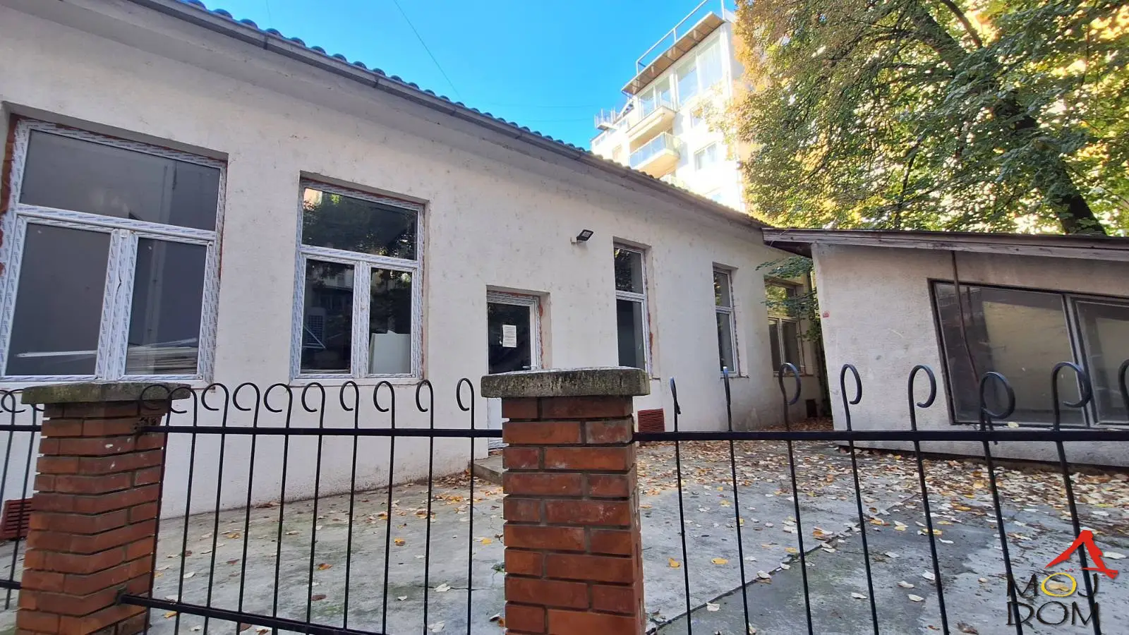 Commercial property for sale in the Center. 
The property is located in the courtyard of the building.
It consists of two rooms, a kitchen, and a bathroom.
The space also has a basement of 109m2.
Registered 1/1.
Contact: 0603088993
(Moj Dom Real Estate, Novi Sad, Reg. no. 174)