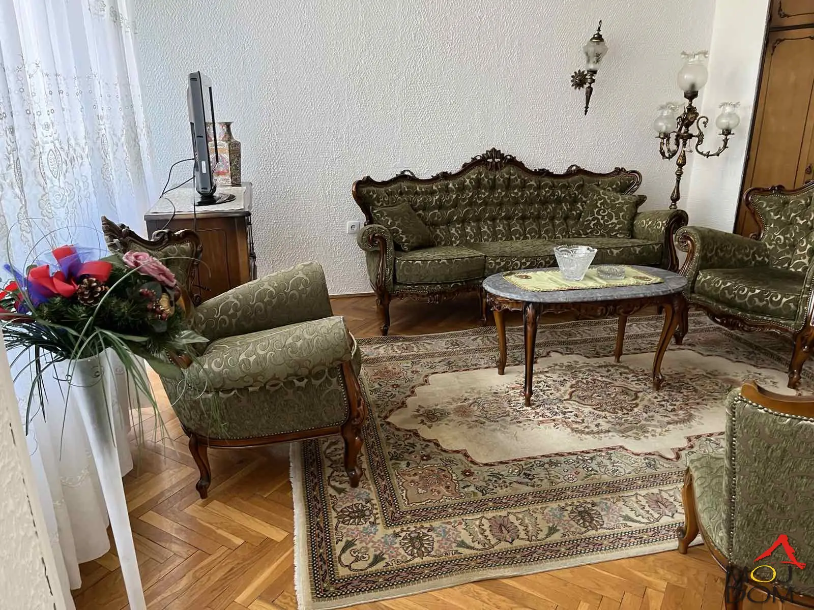 I am renting a three-room apartment on Bulevar kralja Petra I (close to Bulevar Oslobođenja).
The apartment is available for immediate move-in, and is rented fully furnished and equipped.

Code - 9106336
Contact - 063446559
Moj Dom real estate, Novi Sad (Reg. no. 174)