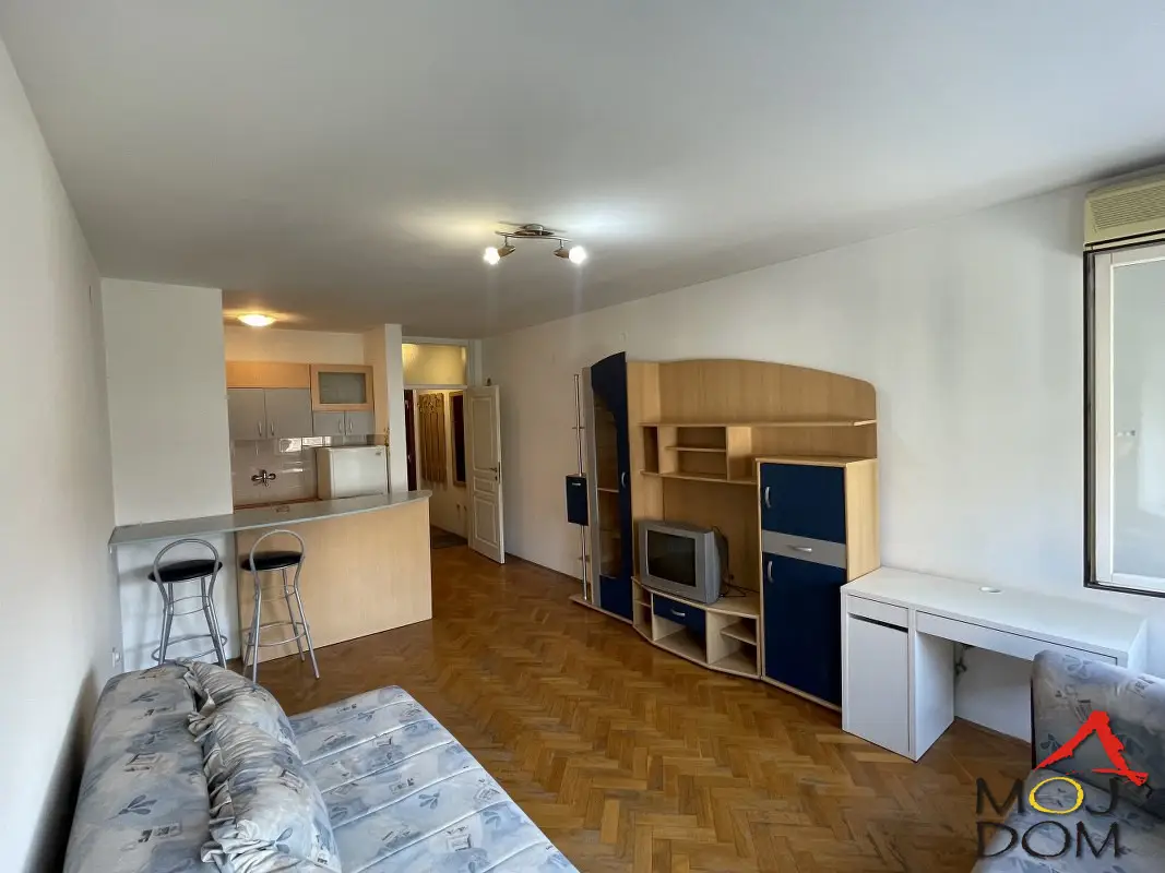 A nice and comfortable 29m² studio apartment for rent on the Boulevard. Located on the 1st floor of a building with an elevator, in an excellent building in a top location. The apartment is fully furnished and ready to move in. Suitable for one person or a couple, ideal for students or employees. In...